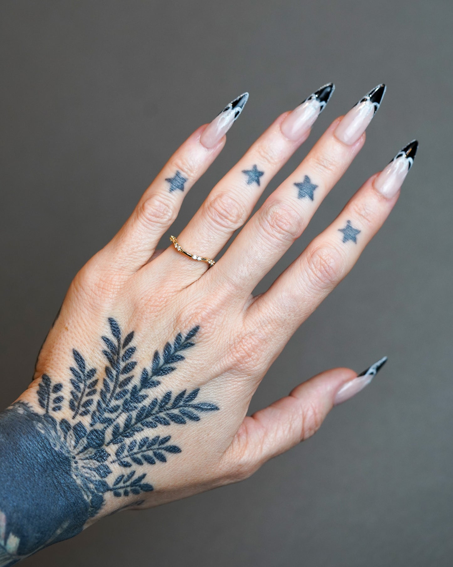 Diamond curved band modeled on a hand