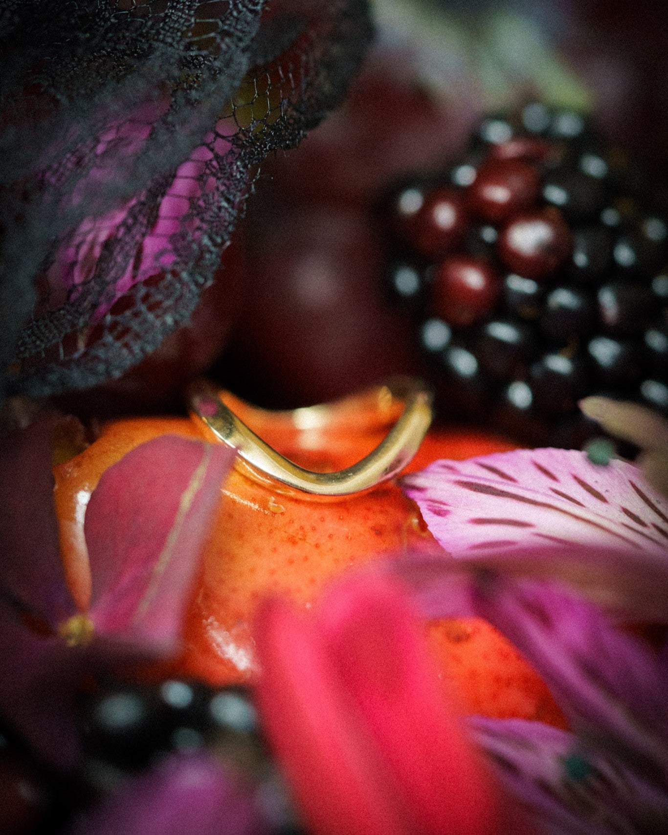 Hand carved and curved Cantafel Band in 14k yellow gold