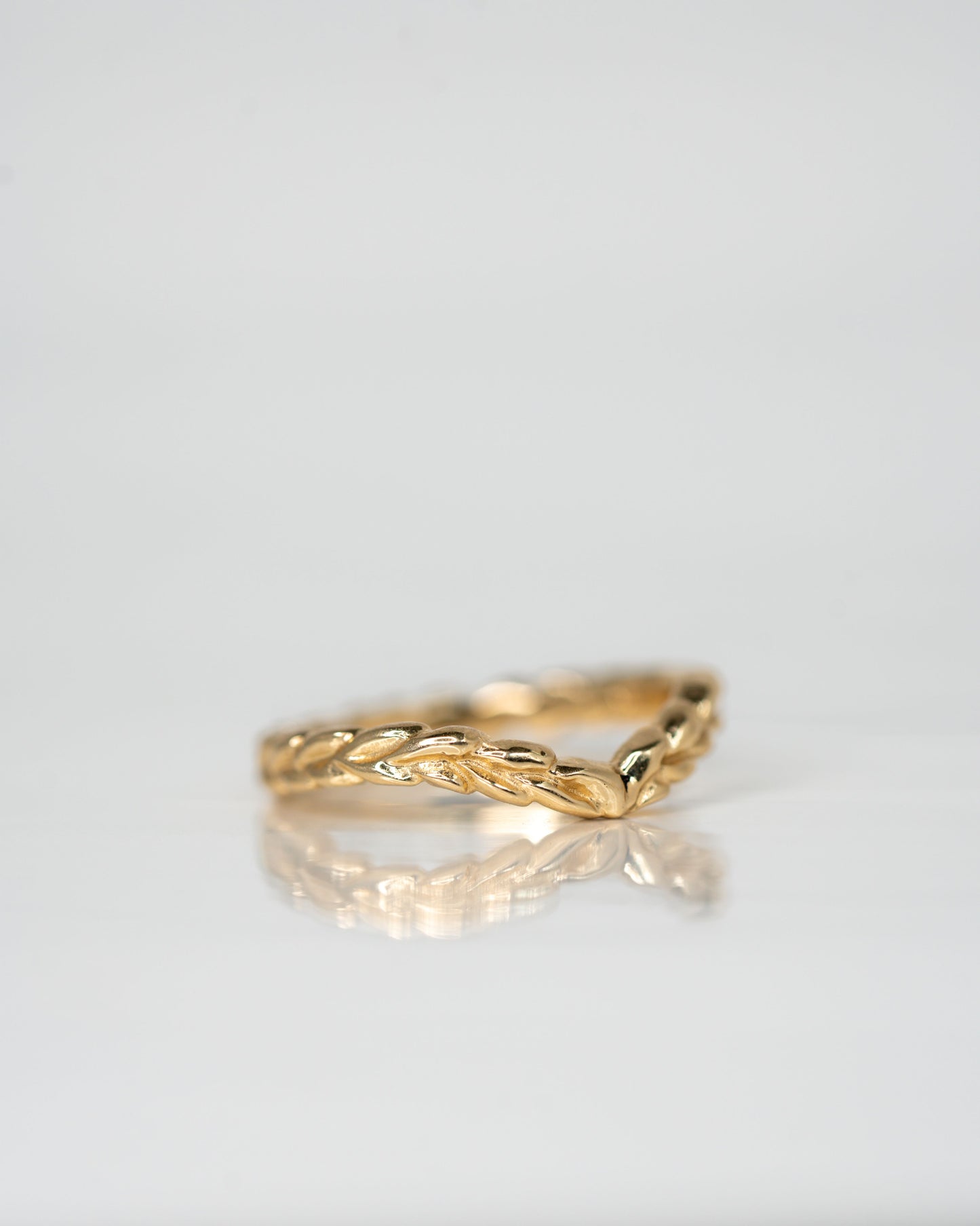 Side view of Ginevra Band in 14k yellow gold