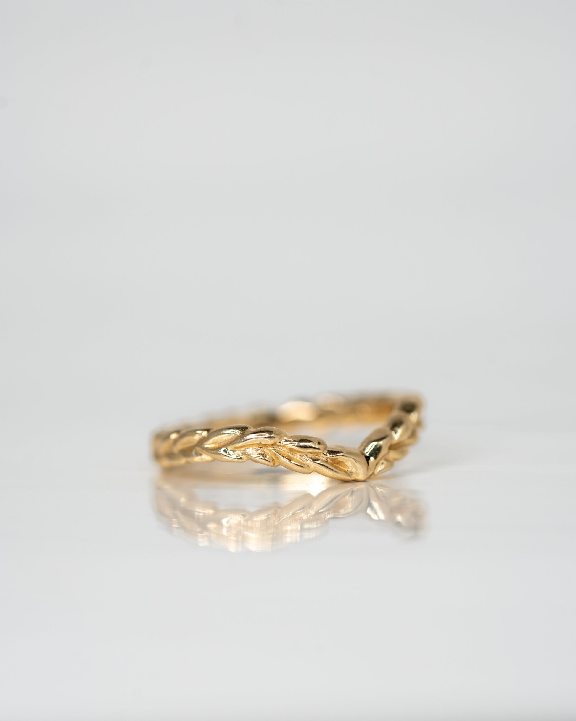 Side view of Ginevra Band in 14k yellow gold