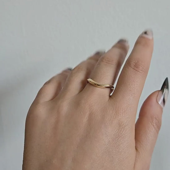 Hand carved and curved Cantafel Band in 14k yellow gold